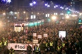 Srbi opäť tiahli Belehradom: Nespokojní občania žiadajú rezignáciu prezidenta