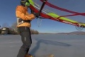 Adrenalín na zamrznutom jazere: Takto v zime trénuje slovenský windsurfer