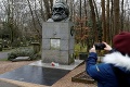 Ďalší útok na Marxov hrob: Neznámi páchatelia ho tentokrát ničili nápismi
