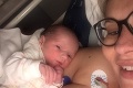 Kuriózny termín pôrodu nevyšiel: Speváčka Absolonová porodila skôr, popisom k fotke bábätka pobavila