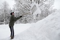 Perinbaba im dáva zabrať: V Bosne narušila snehová víchrica cestnú i leteckú dopravu