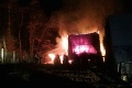 Chatu v Partizánskom zachvátil požiar: Oheň sa rozšíril aj na ďalší objekt, zasahuje desiatka hasičov