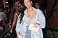 Kardashianka pútala pohľady v šialenom outfite: Kim, čo si nešla von rovno hore bez?!