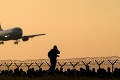 Vzbura pasažierov donútila posádku pristáť s lietadlom: Za všetko môže ovocie