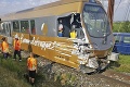 Nešťastie v Rakúsku: Vykoľajil sa vlak s desiatkami pasažierov, hlásia niekoľko zranených