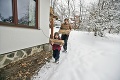 Rodina z Bratislavy sa snaží žiť v súlade s prírodou: V zime majú na lazoch bojové podmienky