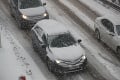 Husté sneženie spôsobuje peklo na cestách: V Bratislave začína kolabovať doprava