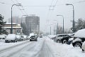 Husté sneženie spôsobuje peklo na cestách: V Bratislave začína kolabovať doprava