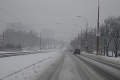 Slovensko zasypal sneh, cesty sú zjazdné: Platia však viaceré výstrahy