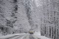 Sneh komplikuje situáciu na cestách: Dva horské priechody sú uzavreté pre dopravu nad desať metrov