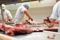 Poľskom otriasa obrovský škandál: Mäso z chorých kráv a zarážajúce praktiky bitúnkov