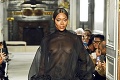 Naomi Campbell na móle v rafinovanom modeli: Ani oblečená, ani nahá