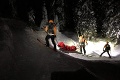 Záchranári sa nezastavili: Ratovali 20 zranených lyžiarov, zasahoval aj vrtuľník