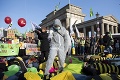Protesty v uliciach Berlína: Na ich výzvy dostali jednoznačný odkaz