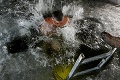 Tak tomu sa povie silná viera: Rusi sa na sviatok Ježišovho krstu kúpali v ľadovej vode