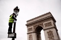 Francúzi vyjdú do ulíc v žltých vestách: Minúta ticha za obete a zranených pouličných bojov