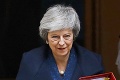Britská premiérka Theresa Mayová čelí útokom od svojich: Čo jej vyčítajú konzervatívci?