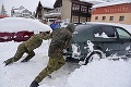 Preslávili sa na nebezpečných vojnových misiách, teraz zachraňujú Oravu: Do boja so snehom nasadili výsadkárov