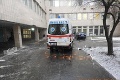 Vodič sanitky v nemocnici zrazil starenku: Dôchodkyňa má zranenú hlavu a hrudník