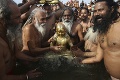 Státisíce ľudí si v Gange zmývali hriechy: Začalo sa jedno z najväčších náboženských zhromaždení