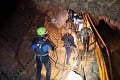 Záchrana chlapcov z jaskyne v Thajsku sa komplikuje: Oblasť bičuje vytrvalý lejak