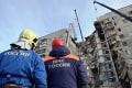 Počet mŕtvych po výbuchu v bytovke stúpol: Z trosiek vytiahli ženské telo