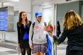Rodinou prenasledovaná mladá žena zo Saudskej Arábie pricestovala do Kanady: Vrúcne privítanie na letisku