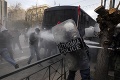 Protesty v Grécku riešila polícia radikálne: Slzotvorný plyn použila na učiteľov aj žiakov