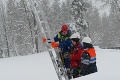 Elektrikári riešili výpadok prúdu na strednom Slovensku: Brodili sa kilometre v snehu a fujavici