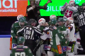 Šialená hokejová bitka v najvyššej švédskej lige: Kapitán tímu vletel na striedačku a bil všetkých okolo