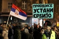 V Belehrade davy znova protestovali proti prezidentovi: Vyčítajú mu rokovanie s Kosovom