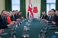 Japonský premiér stojí za Mayovou: Obdivuje jej vytrvalosť a tvrdú prácu na brexite