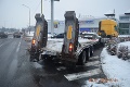 Kuriózna nehoda v Ružomberku: Z návesu nákladného auta vypadol cestný valec