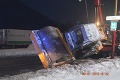 Kuriózna nehoda v Ružomberku: Z návesu nákladného auta vypadol cestný valec