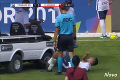 Kuriózna situácia v brazílskej súťaži: Auto prešlo hráča priamo na ihrisku