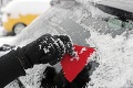 Dráma v Malackách! Muž si čistil auto od snehu, v tom naňho lupič namieril zbraň