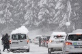 Sneh uväznil v rakúskych Alpách tisíce lyžiarov a turistov: Nemohli odísť domov