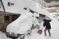 Sneh uväznil v rakúskych Alpách tisíce lyžiarov a turistov: Nemohli odísť domov