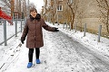 O zamrznuté chodníky pred domami sa majú po novom starať obce: Ako zvládajú boj so snehom?