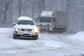 Polícia vyzýva vodičov k zvýšenej opatrnosti: Fotky zo zasneženého Slovenska ako varovanie