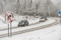 Vodiči na Slovensku musia byť opatrní: Na cestách je sneh, ale aj hmla