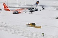 Sneh skomplikoval dopravu vo viacerých krajinách: Zrušiť museli stovky letov