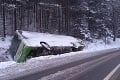 Dopravná nehoda pred Donovalmi: Z havarovaného autobusu museli vyslobodzovať ľudí