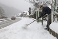Na hornej Orave vyhlásili mimoriadnu situáciu: V Novoti sneží už tri dni a stromy padajú ako zápalky