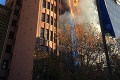 Mohutný požiar zachvátil lešenie pri výškovej budove v Sydney: Záchranári museli evakuovať ľudí