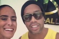 Ronaldinho musí byť na kamarátku pyšný! Sexica, ktorá čaruje s loptou!