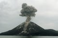 V Indonézii vyhlásili druhý najvyšší stupeň varovania pre sopku Anak Krakatau: Sopečný popol robí problémy