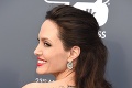 Angelina Jolie sa konečne oslobodila od čiernej farby: Pierka a biele šaty by ste ale nečakali!