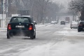 Vodiči, zvýšte opatrnosť! Snehové prehánky komplikujú situáciu na cestách