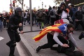 Zasadanie vlády v Barcelone vyvolalo protesty: Demonštranti zablokovali cesty, do policajtov hádzali kamene